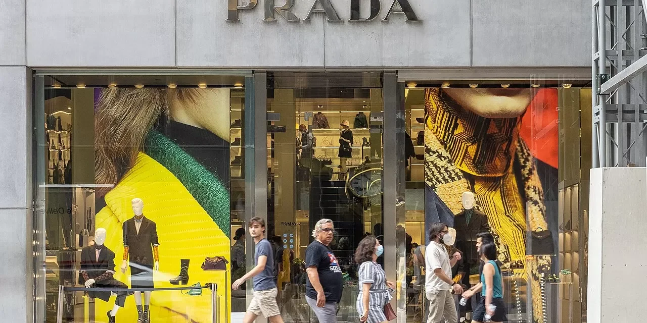 Hal-Hal Ini Wajib Kamu Tahu Sebelum Membeli Dari Brand Prada