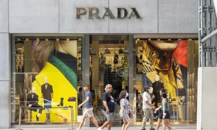 Hal-Hal Ini Wajib Kamu Tahu Sebelum Membeli Dari Brand Prada