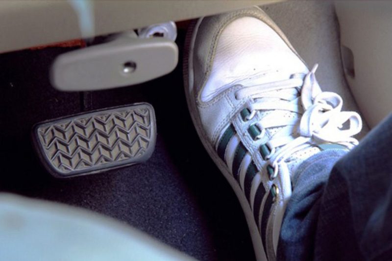 Nyetir Mobil Matic Di Sarankan Pakai Satu Kaki